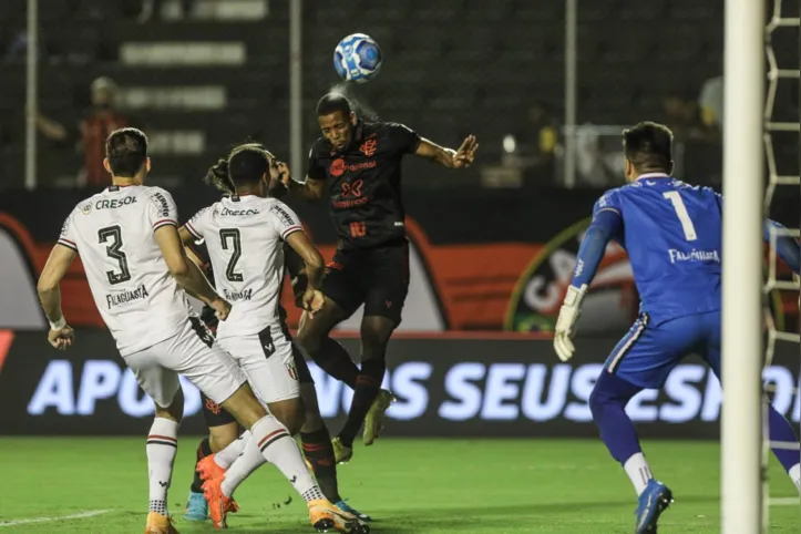 Iury Castilho em tentativa de marcar um gol no Botafogo-SP