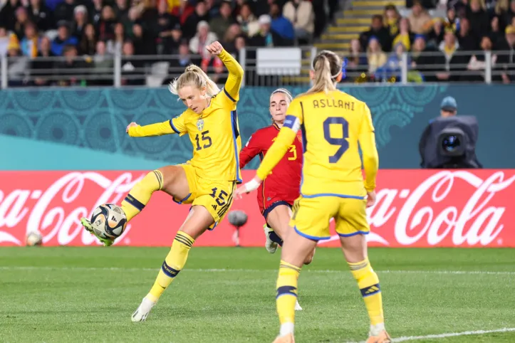 Sweden's forward #15 Rebecca Blomkvist scores her team's first goal during the Australia and New Zealand 2023 Women's World Cup semi-final football match between Spain and Sweden at Eden Park in Auckland on August 15, 2023. (Photo by Michael Bradley / AFP)