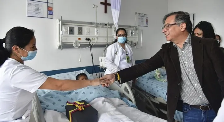 Gustavo Petro, presidente da Colômbia, visita as crianças no hospital