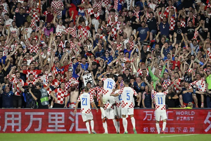 Seleção Croata comemora vaga na final com os seus torcedores