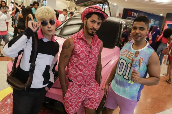 Imagem ilustrativa da imagem Fãs fantasiados de 'Barbies' e 'Kens' invadem shopping em Salvador