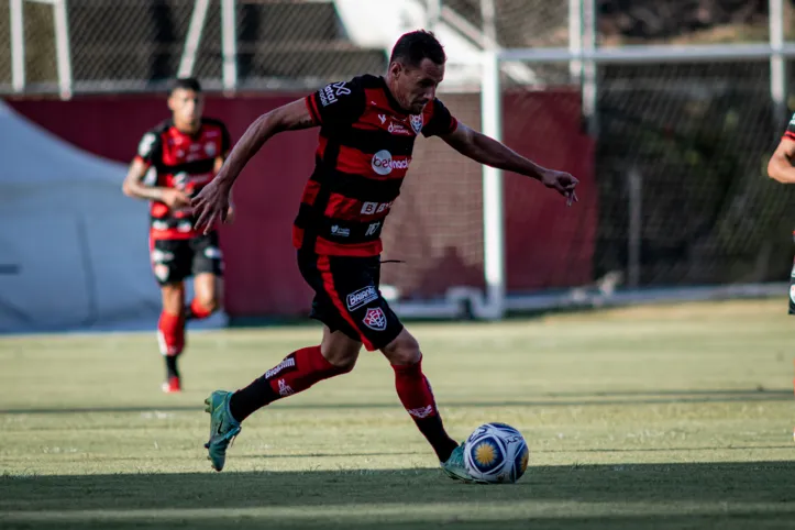 Nicolás Dibble em ação pelo Vitória, na Copa do Nordeste