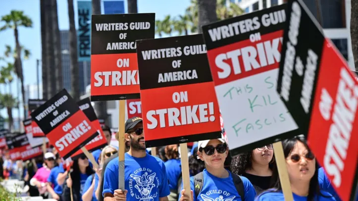 Grevistas solidários aos roteiristas manifestam em frente a edifício da Netflix em Hollywood