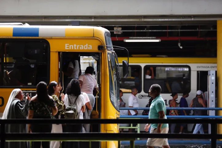 Ônibus cheios na Estação da Lapa