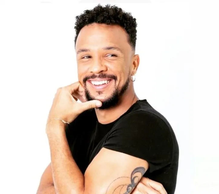 Ator, dramaturgo, diretor de teatro e cenógrafo, Fernando Santana, começou a carreira em uma ação comunitária em seu bairro