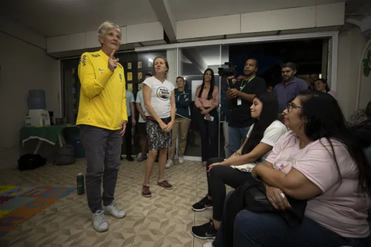 Imagem ilustrativa da imagem Pia Sundhage visita projetos sociais na Rocinha