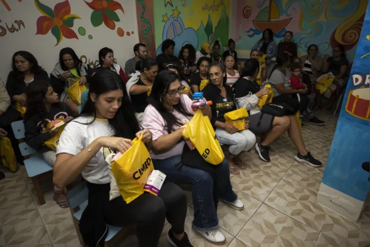 Imagem ilustrativa da imagem Pia Sundhage visita projetos sociais na Rocinha