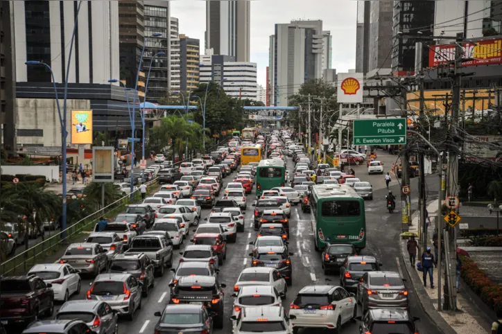 Manifestação dos motoristas de aplicativo Uber e 99 na avenida Tancredo Neves, em Salvador