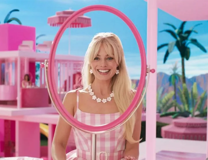 Margot Robbie entrega uma Barbie afetuosa e complexa