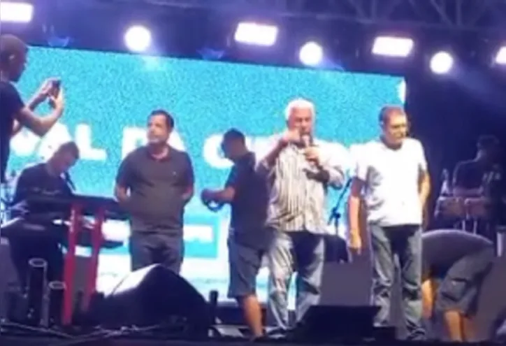 Imagem ilustrativa da imagem Prefeito é vaiado na festa de emancipação de município baiano