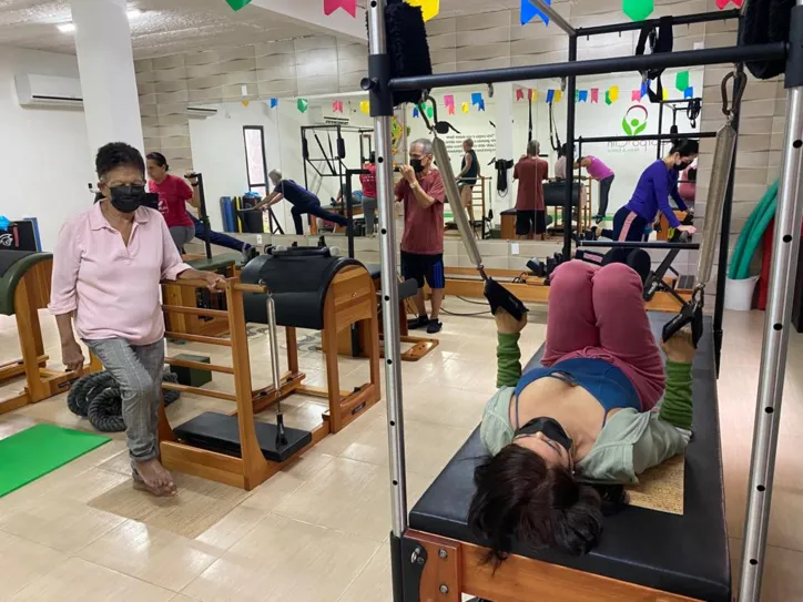 A família pratica o Pilates, todos juntos, três vezes por semana