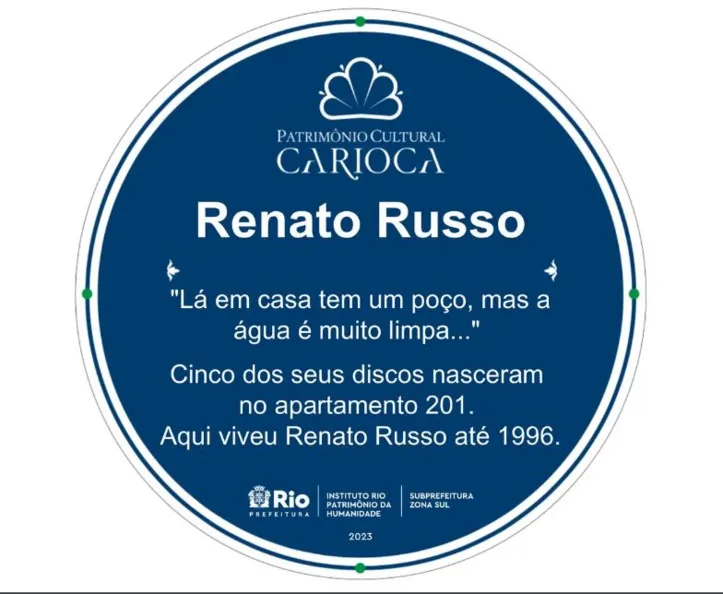 Renato Russo faleceu no dia 11 de outubro de 1996, em decorrência de complicações causadas pelo vírus da AIDS.