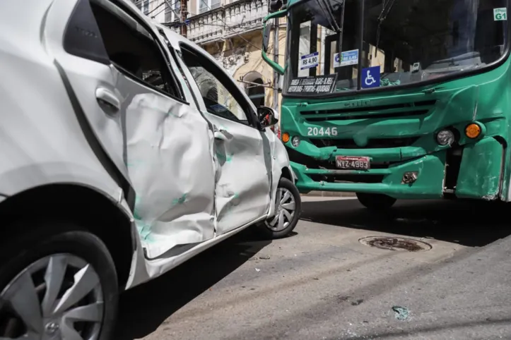 Imagem ilustrativa da imagem Semáforo apagado provoca acidente entre ônibus e carro na Barroquinha