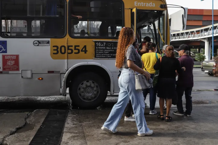 Ônibus em parada na Av. ACM