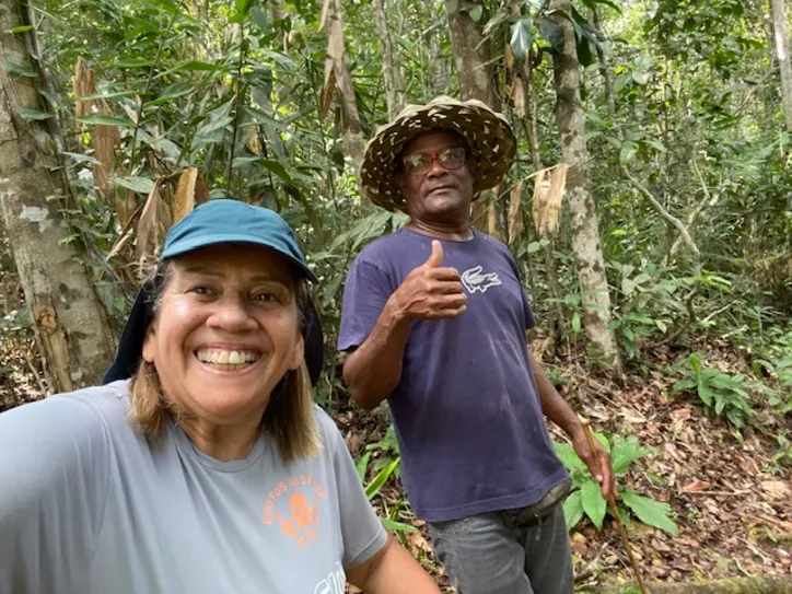 Ao lado de Nicó, enfrentei uma bela região de mata fechada