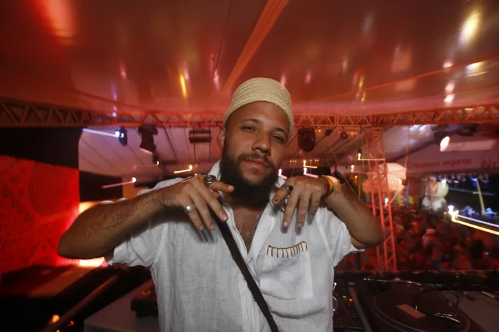 O DJ Ubunto discotecando no camarote EXPRESSO 2222