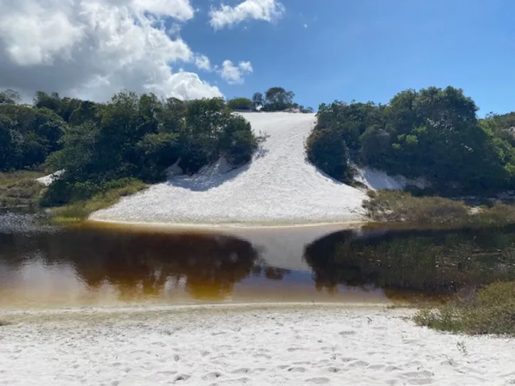 A Lagoa de Deus é um dos locais ainda preservados no complexo de dunas da região