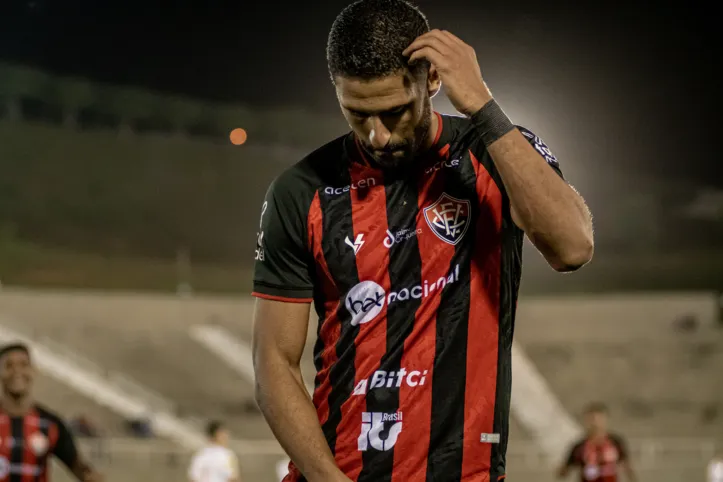 Tréllez, de pênalti, fez o segundo gol do Vitória e se torna o artilheiro do time na Série B, com quatro gols