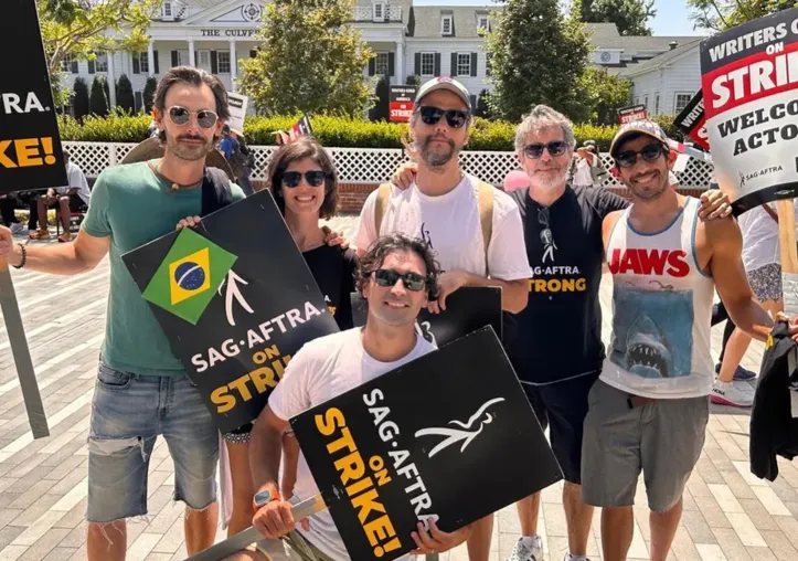 Imagem ilustrativa da imagem Wagner Moura participa de ato em apoio à greve dos atores de Hollywood