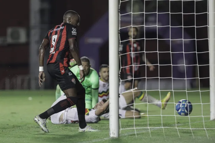 Welder, completamente livre e com o gol aberto, fez o gol da vitória do Leão