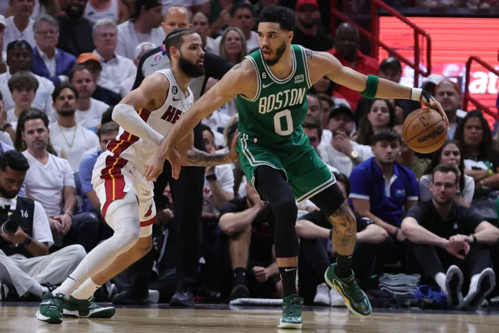 Jayson Tatum brilha contra Heat e força o jogo 5