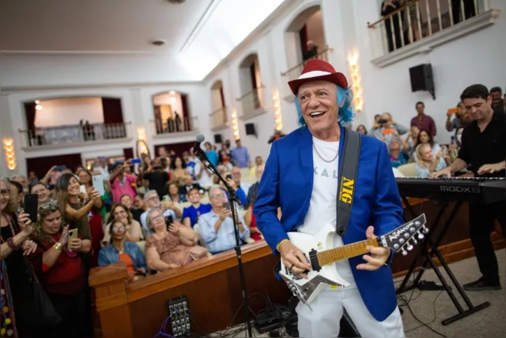 Armandinho com sua guitarra baiana comemorando a honraria que recebeu