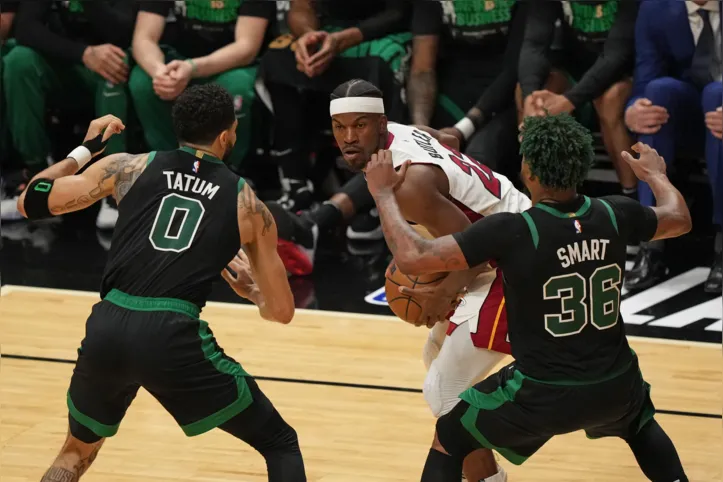 Jimmy Butler contra Marcus Smart e Jayson Tatum