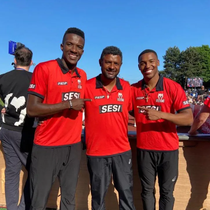 Felipe Bardi, medalha de ouro no Meeting de Rehlingen ao lado do técnico Darci Ferreira, e de Erik Cardoso (na extremidade direita), que conquistou a prata na prova dos 100m