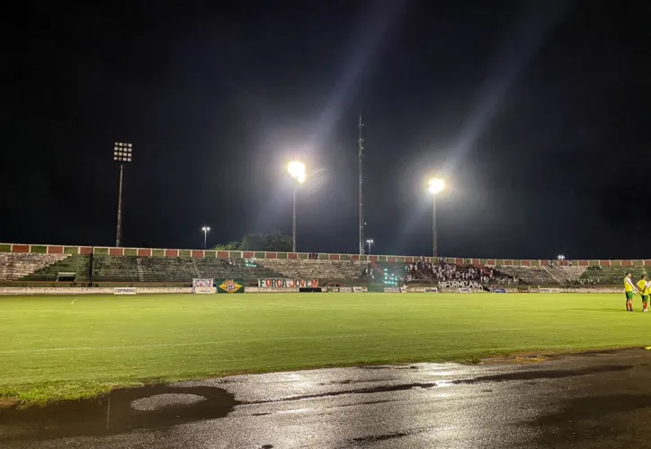 Reatores de uma torre de iluminação do Joia da Princesa queimaram por conta da chuva em Feira de Santana