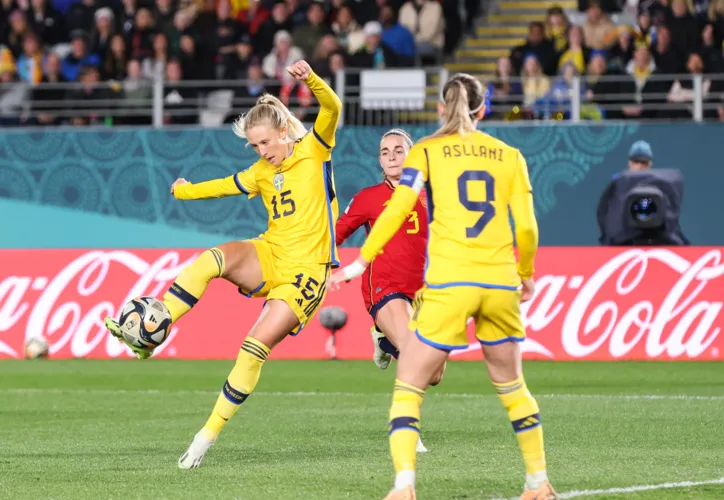 Sweden's forward #15 Rebecca Blomkvist scores her team's first goal during the Australia and New Zealand 2023 Women's World Cup semi-final football match between Spain and Sweden at Eden Park in Auckland on August 15, 2023. (Photo by Michael Bradley / AFP)
