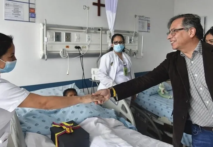 Gustavo Petro, presidente da Colômbia, visita as crianças no hospital
