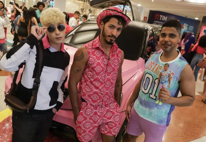 Imagem ilustrativa da imagem Fãs fantasiados de 'Barbies' e 'Kens' invadem shopping em Salvador