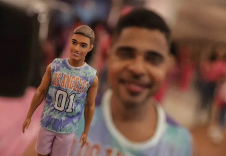 Imagem ilustrativa da imagem Fãs fantasiados de 'Barbies' e 'Kens' invadem shopping em Salvador