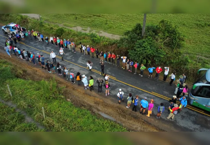 Os peregrinos numa corrente de orações antes do início do Caminho de Santiago do Iguape