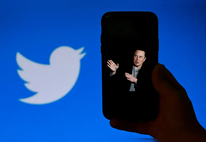Imagem ilustrativa da imagem Musk diz que Twitter perdeu metade de sua receita publicitária