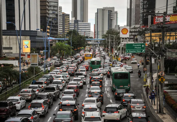 Manifestação dos motoristas de aplicativo Uber e 99 na avenida Tancredo Neves, em Salvador