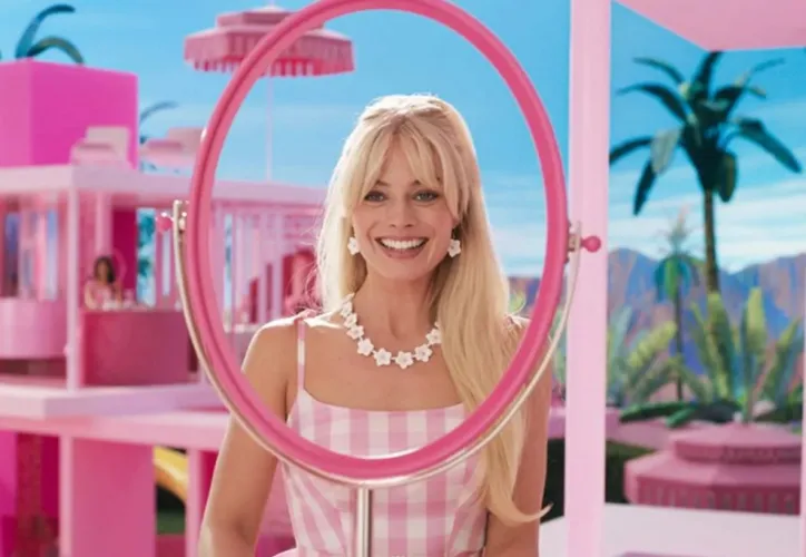 Margot Robbie entrega uma Barbie afetuosa e complexa