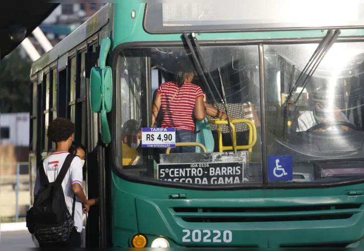 Ônibus com adesivo informando o valor da passagem
