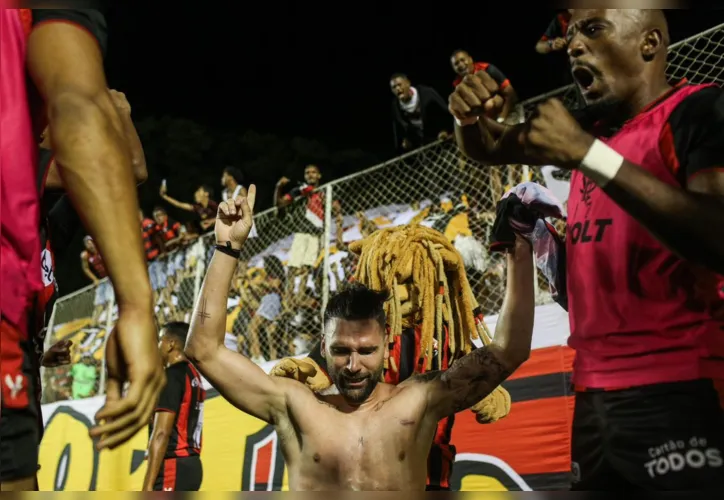 Léo Gamalho comemora gol e vitória ao lado de companheiros, do mascote do clube e da torcida