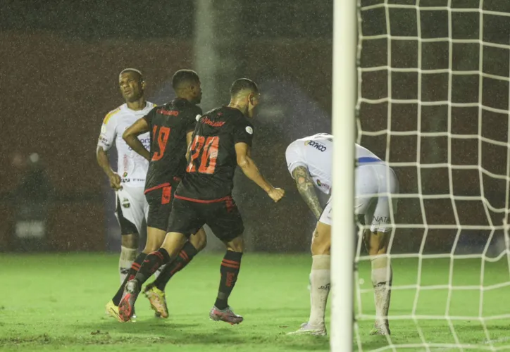 Giovanni Augusto comemora segundo gol do Vitória