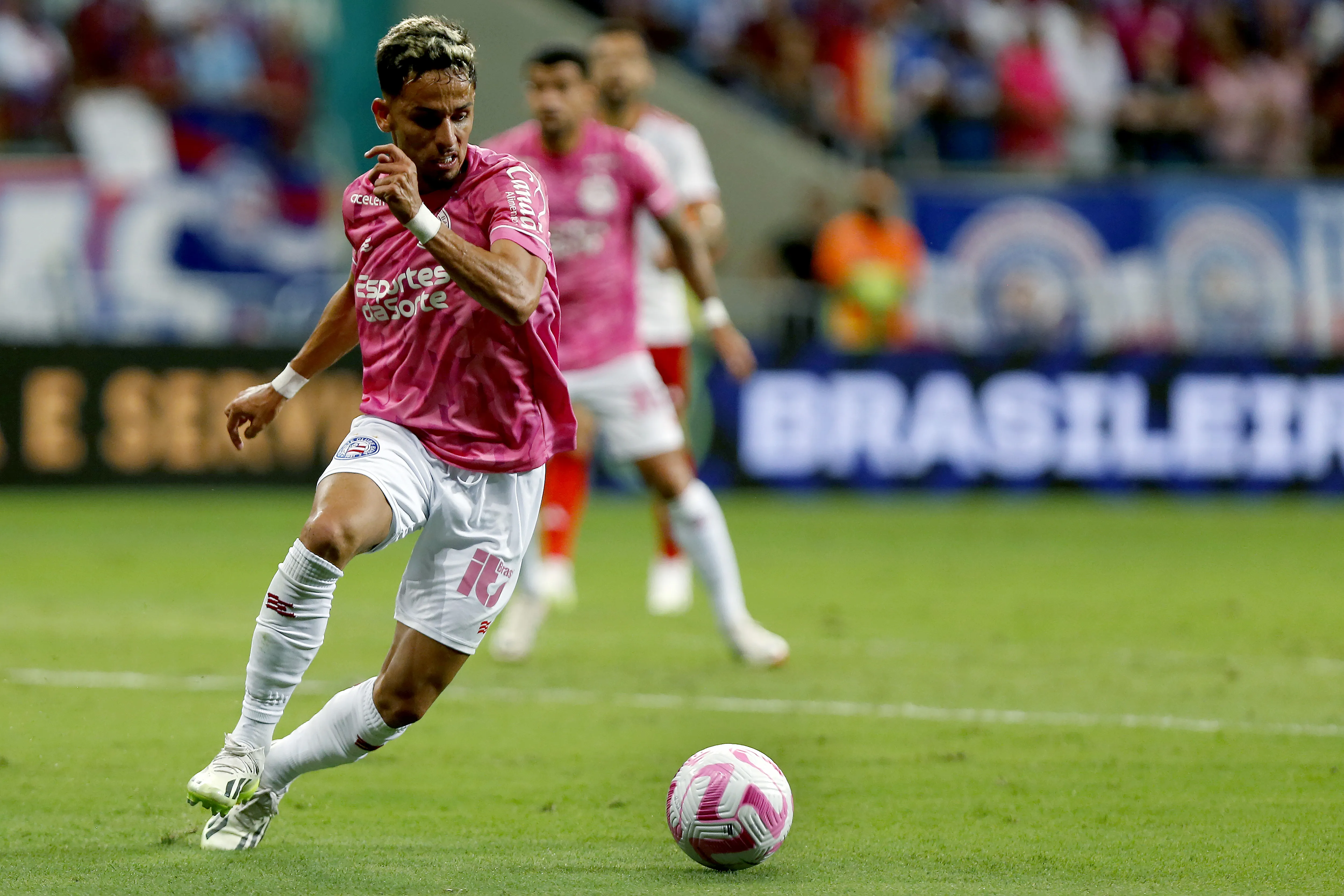 Biel foi titular pela primeira vez com Rogério Ceni, correu bastante e foi premiado com um gol