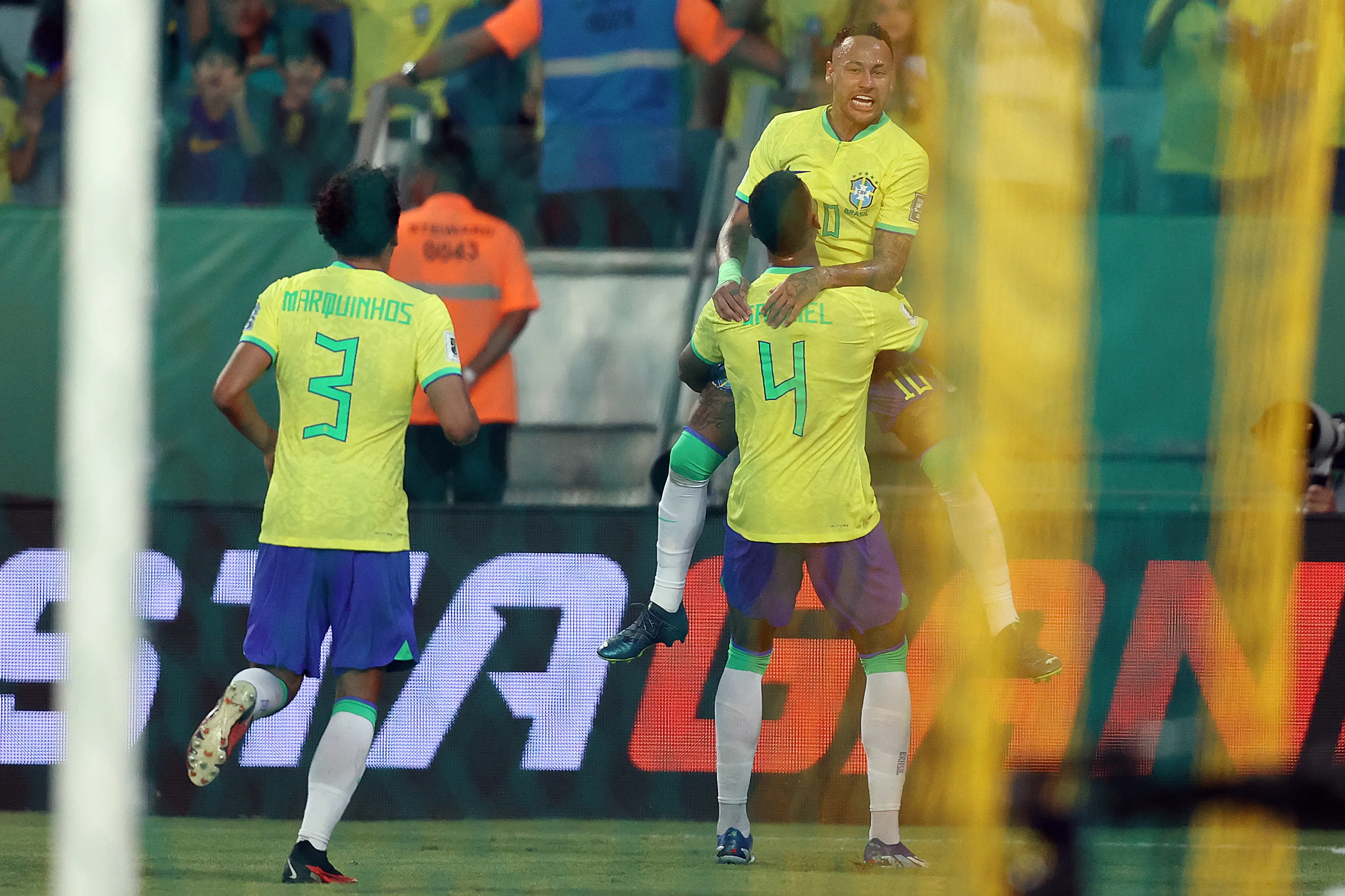 Gabriel Magalhães comemora gol da Seleção Brasileira com Neymar, que deu assistência
