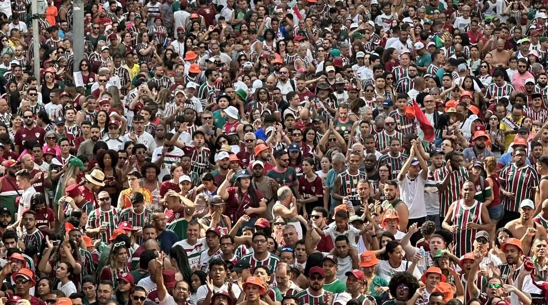 Imagem ilustrativa da imagem Desfile dos campeões! Jogadores e torcida do Flu fazem festa pelo Rio