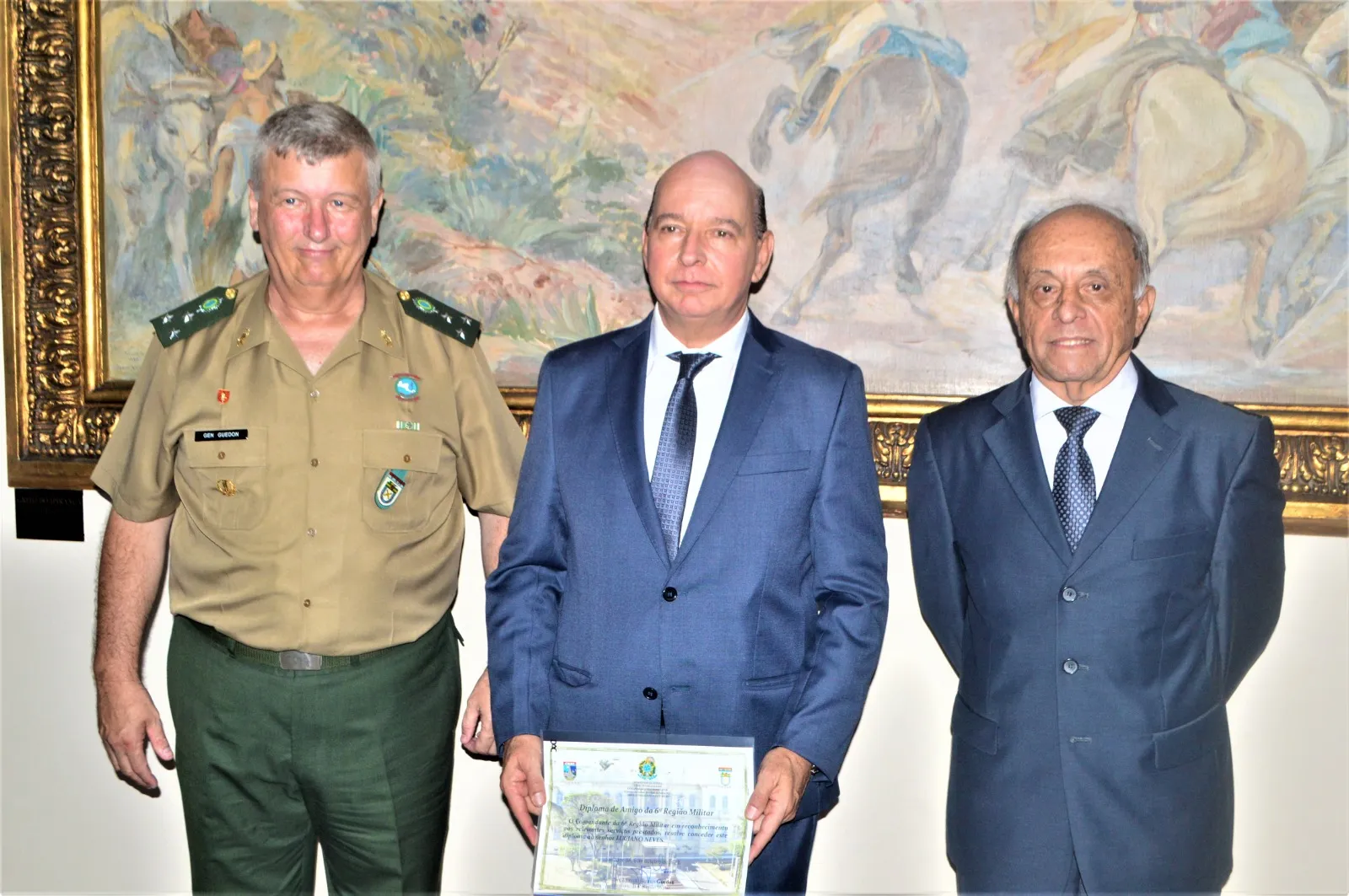 Luciano Neves recebe honraria do Exército Brasileiro