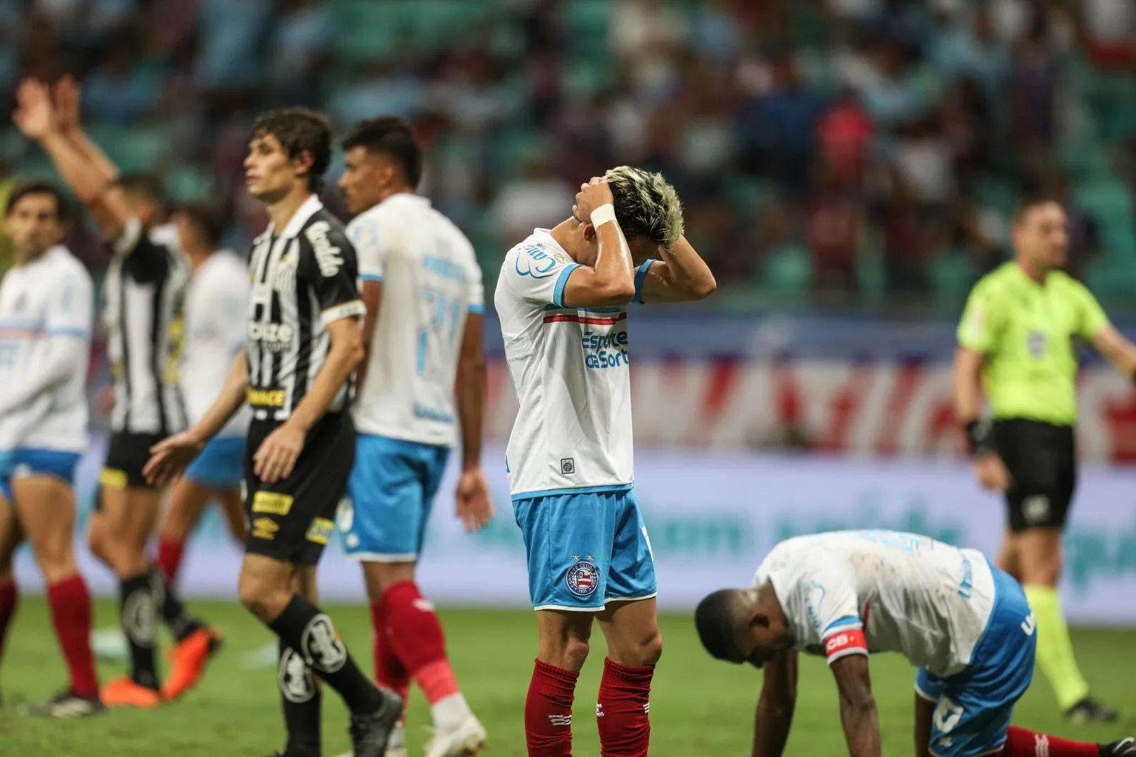 Jogadores do Bahia lamentam derrota dramática em confronto direto