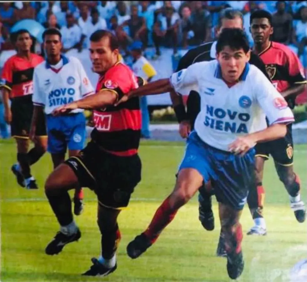 Robgol em ação pelo Bahia no início dos anos 2000