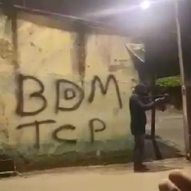 Marcas de facções em muro de cidade baiana