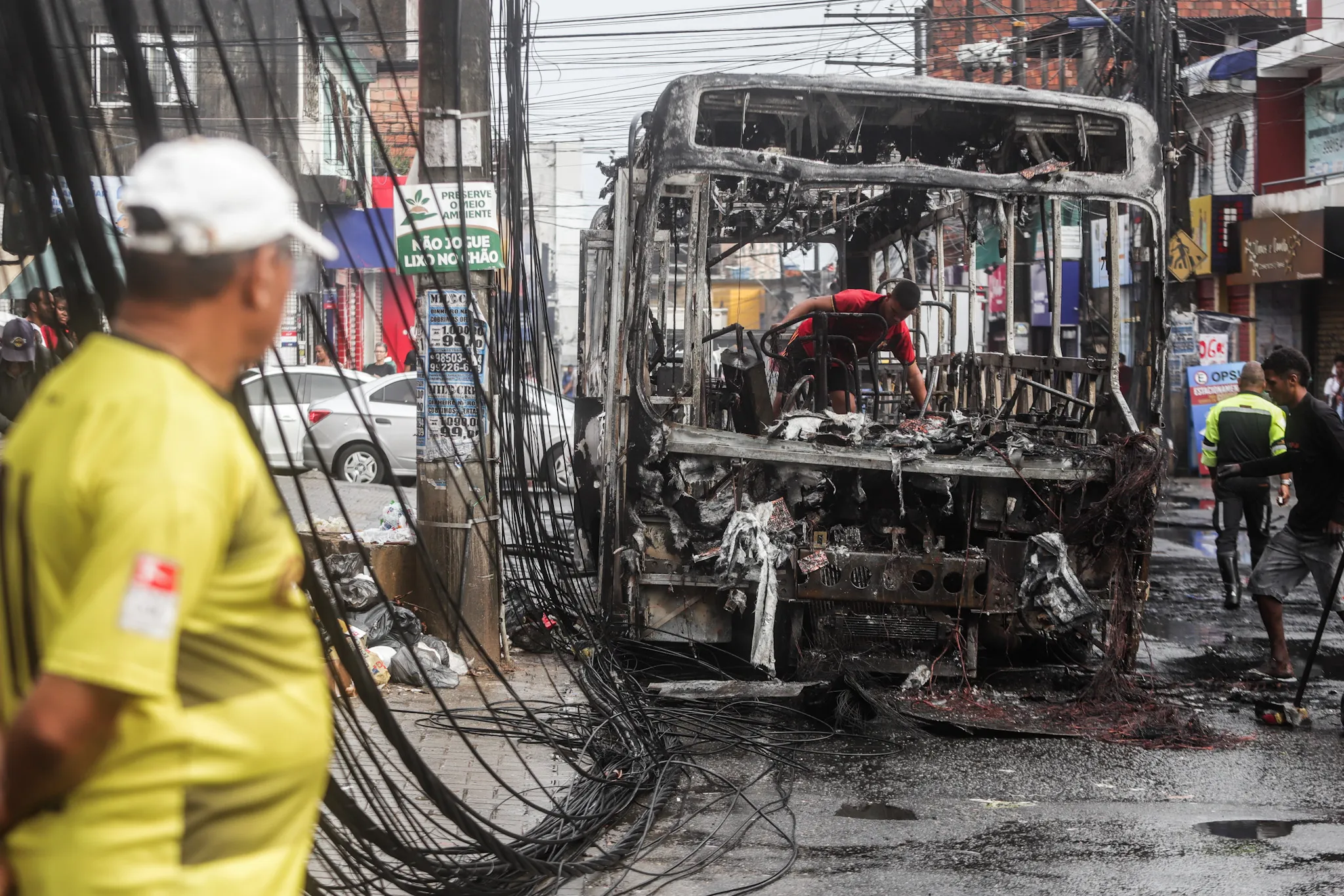 Ônibus incendiado por grupo criminoso em Salvador