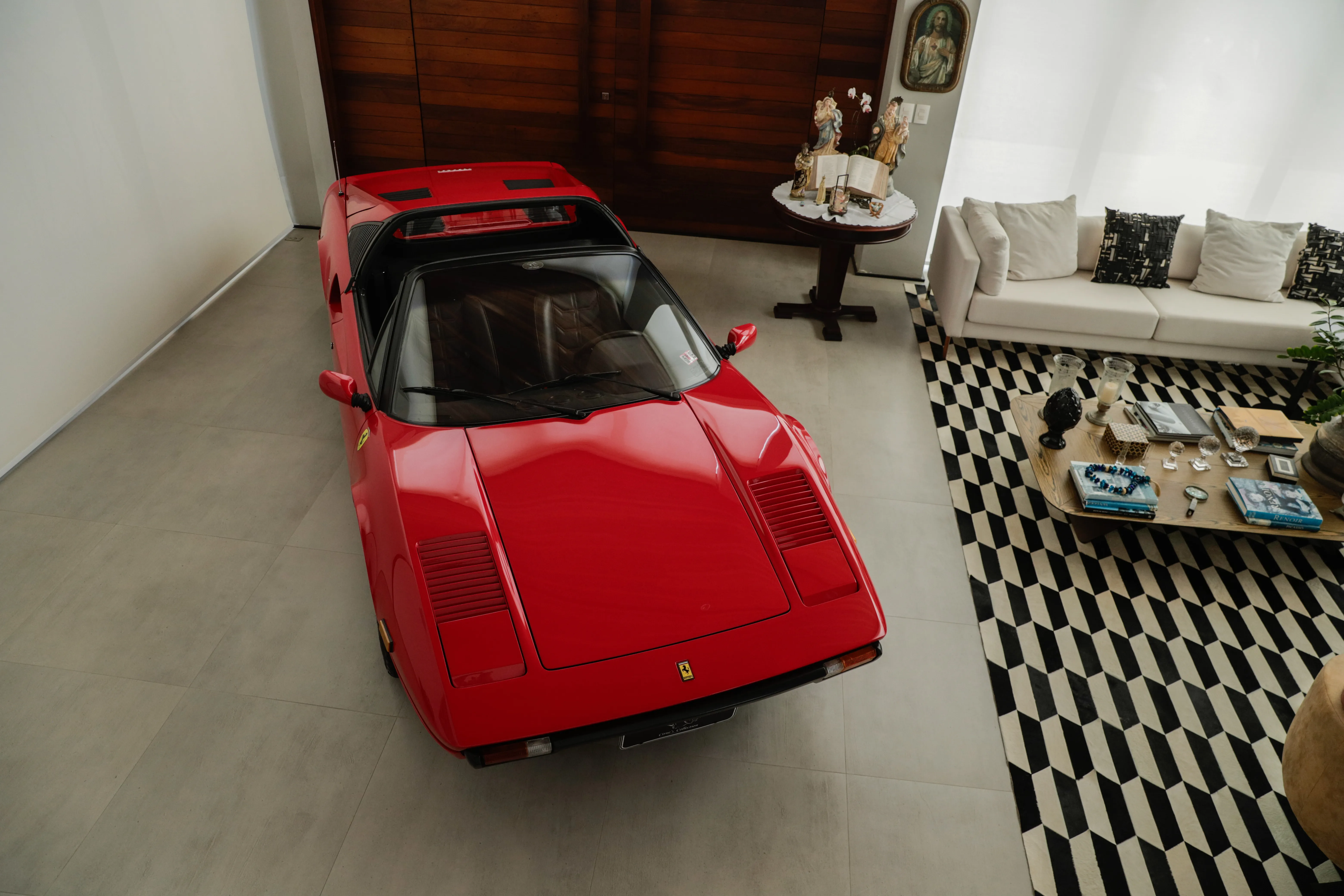 Comprimento da Ferrari: 423 cm; largura, 172 cm; altura, 112 cm
