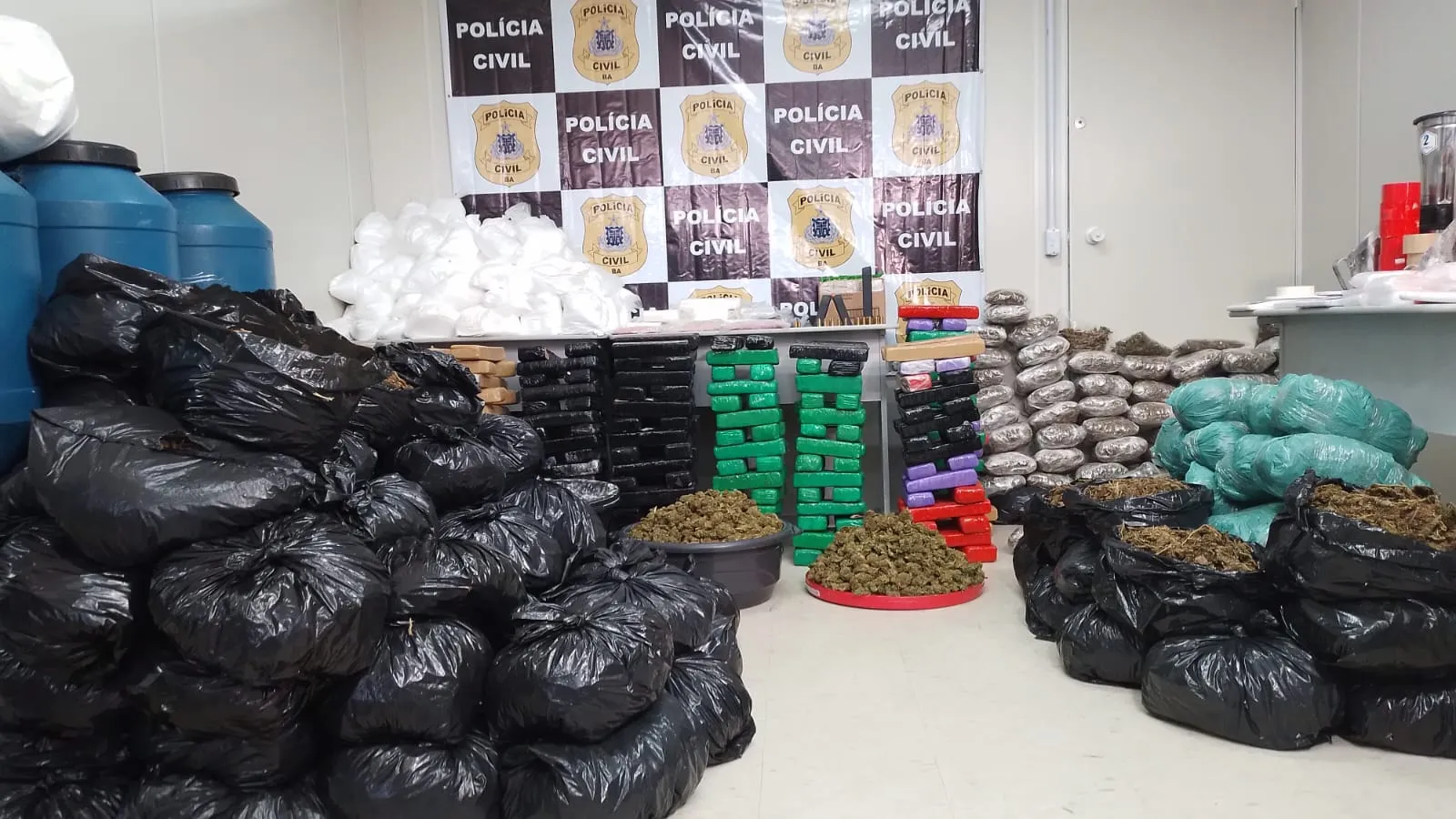 Polícia apreende quase uma tonelada de drogas em imóvel de luxo